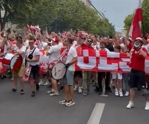 Polscy kibice ruszyli na mecz ulicami Berlina. Nagle zaczęli wulgarną przyśpiewkę, nie mogli przejść obojętnie