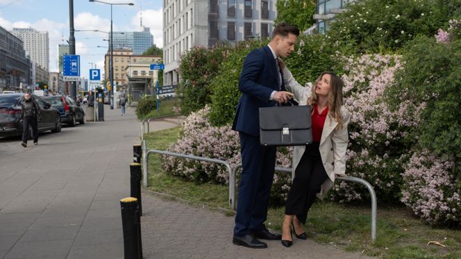 Na Wspólnej odc. 4063. Darek Żbik (Michał Mikołajczak), prawniczka Kalina (Katarzyna Gałązka)