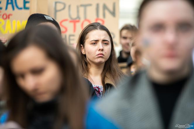  Kraków solidarny z Ukrainą. Setki osób przyszło na manifestację [ZDJĘCIA]