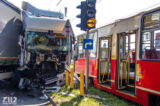 Wypadek tramwaju i samochodu ciężarowego w Zabrzu