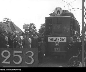 Cyfry na numerach taborowych Warszawskich Tramwajów na archiwalnych zdjęciach