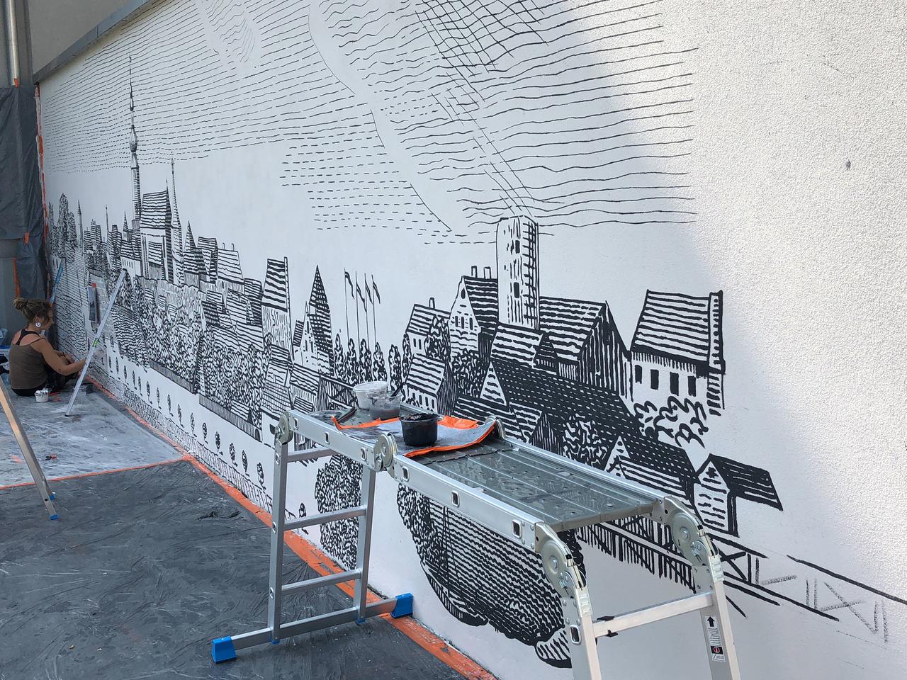 Mural przy Zamku Górnym prawie gotowy. Zostały ostatnie pociągnięcia pędzla