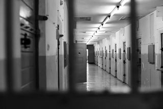 Tajemnicza śmierć dwóch mężczyzn w zakładzie karnym. Zmarli tego samego dnia