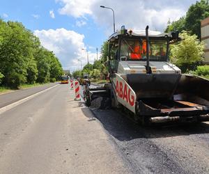 Trwa przemiana ul. Lutomierskiej. Drogowcy pracują przy nowej nawierzchni [ZDJĘCIA]