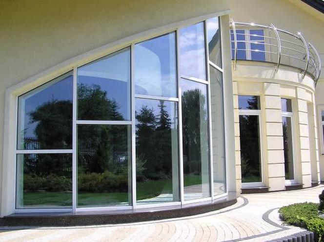 Aluminiowe okna i drzwi podbijają budownictwo mieszkaniowe, w tym domy jednorodzinne