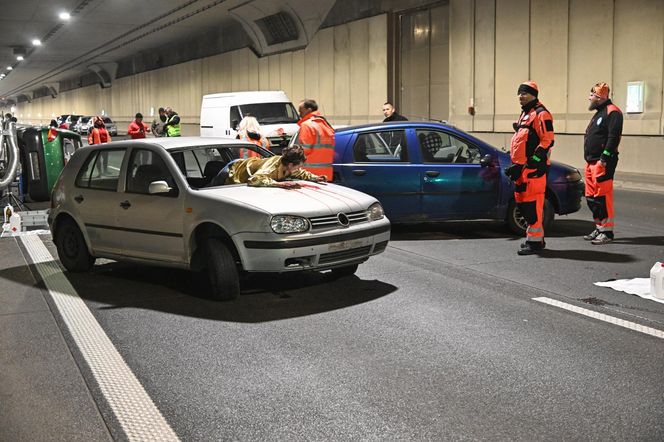 Pożar i dachowanie auta w tunelu POW