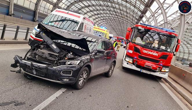 Gigantyczne utrudnienia na S8. Zderzenie busa z samochodem osobowym. Kierujący citroena wydmuchał 2 promile