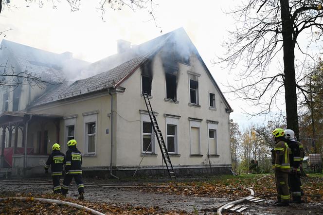 Pożar zabytkowego pałacyku na Pomorzu. Ewakuowano 20 osób, nie żyje jedna osoba