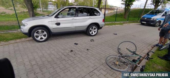 Urwane lusterko i pokiereszowane blachy. Rowerzysta po pijaku rąbnął w BMW