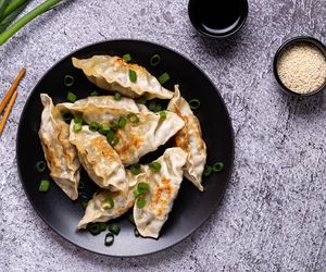 Gyoza jak z japońskiego street foodu – przepis, który pokochasz od pierwszego kęsa