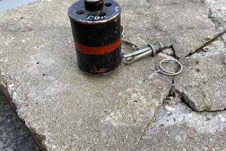 Granat jak skarbonka. Niespodzianka w aucie na policyjnym parkingu