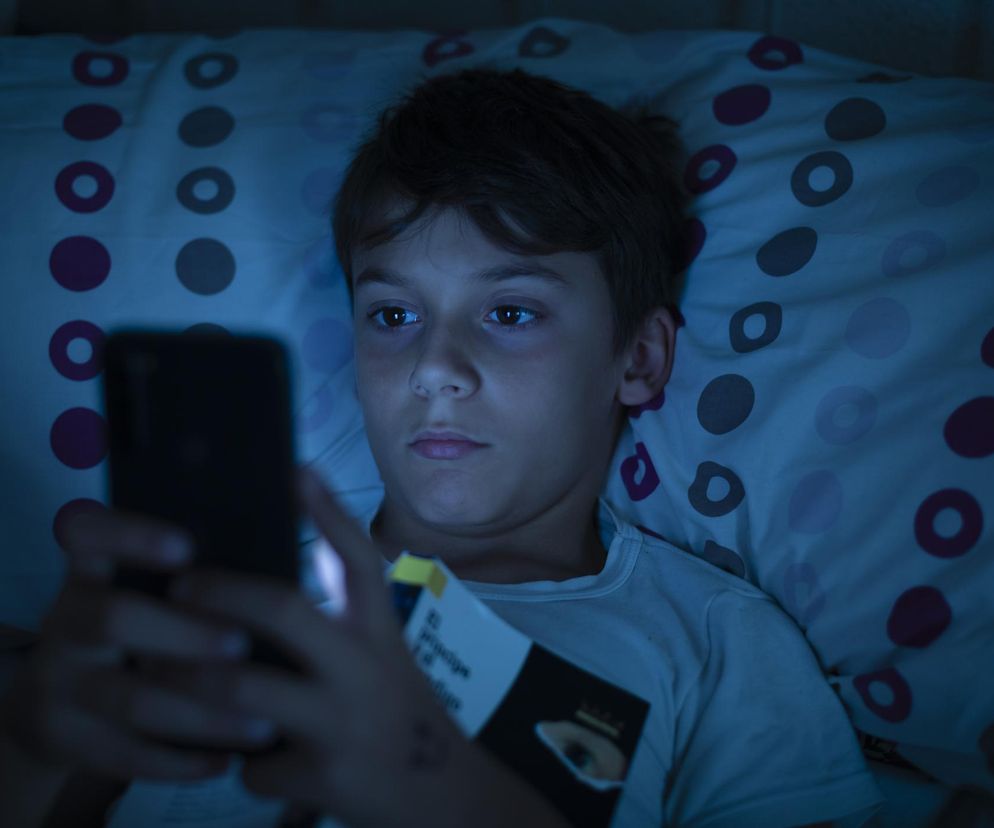 Nie śpię, bo trzymam telefon. Co się dzieje z mózgami dzieci siedzących w sieci