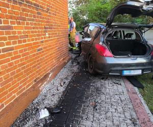 Śmiertelny wypadek pod Krotoszynem. Peugeot 31-latki i 80-latki stanął w płomieniach [ZDJĘCIA].