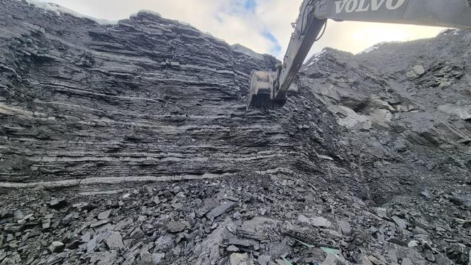 Makabryczny wypadek w kopalni w Wiśle! Skały przysypały operatora koparki [ZDJĘCIA]