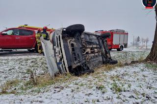 Makabryczny wypadek pod Warszawą. Osobówka dachowała na łuku drogi. Jedna osoba ranna
