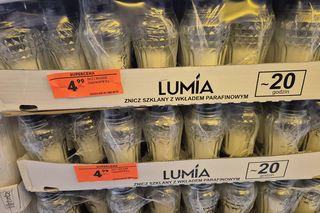 Ceny zniczy 2025. Tyle za znicze trzeba zapłacić w Biedronce. Czy jest taniej niż przed rokiem?