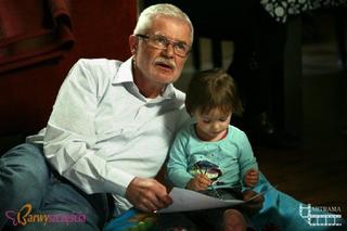 Barwy szczęścia. Karol Żeleński (Tadeusz Borowski), mała Ewa (Gabriela Ziembicka)