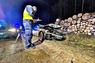 Rozbity volkswagen porzucony na drodze. Policja szuka uciekiniera!