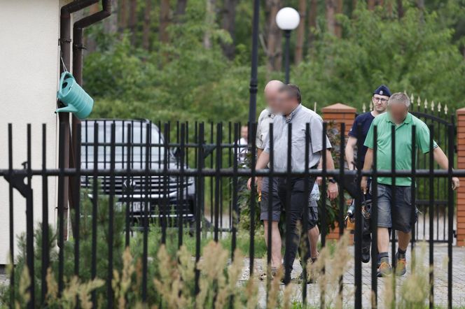 Zbrodnia pod Grójcem. Ksiądz przyznał się do zabójstwa. Policja przeszukała plebanię [ZDJĘCIA]. Kontener: Warszawa