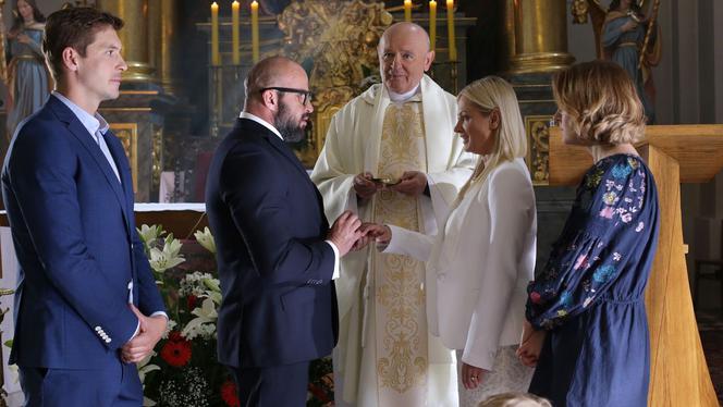 M jak miłość odcinek 1324, Marzenka (Olga Szomańska), Andrzej (Krystian Wieczorek), Marcin (Mikołaj Roznerski), Ula (Iga Krefft), Szymek (Staś Szczypiński)