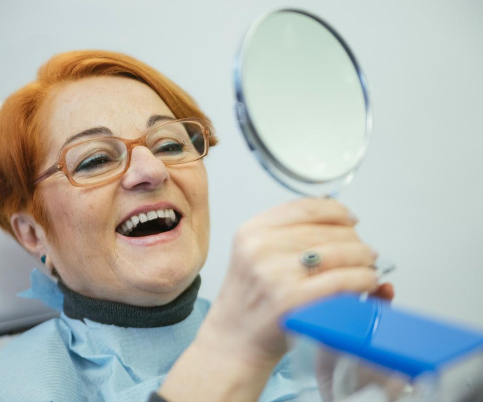 Proteza zębowa na NFZ. Komu przysługuje za darmo, a kto musi zapłacić?