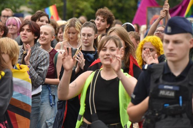 VI Toruński Marsz Równości. Przeciwnicy modlili się w centrum