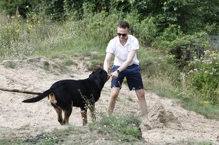 Poseł kąpał się z psem