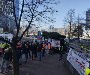 Protest hutników pod Węglokoksem w Katowicach. Co innego nam mówią, a co innego robią