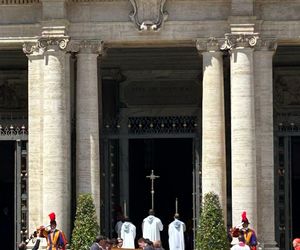Kondukt żałobny przejechał przez Rzym. Ostatnia droga papieża Franciszka