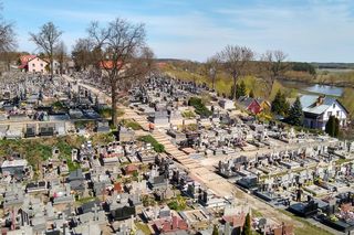 Wszystkich Świętych 2025. Modlitwy, które warto odmówić na grobach bliskich