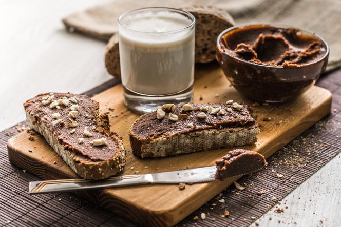 Dietetyczna domowa nutella - jak zrobić krem czekoladowo-orzechowy o obniżonej kaloryczności