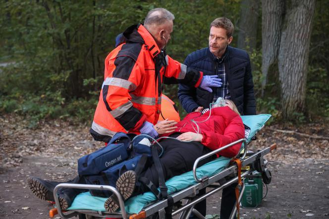 Na Wspólnej, odcinek 3389: Daria (Patrycja Topajew), Tadeusiak (Dariusz Wnuk), ratownicy