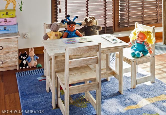 Mały stolik i krzesełka w pokoju dziecka