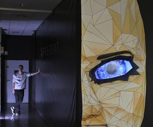 „Jedzenie w ciemności smakuje inaczej”. To jedyna taka restauracja w Warszawie. Odwiedziła ją nawet pierwsza dama