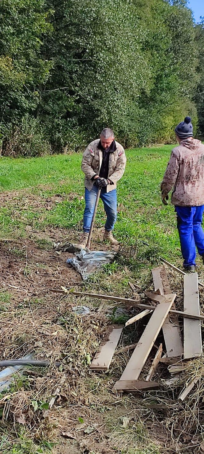 Chłopcy z Zakładu Poprawczego w Raciborzu pomagają powodzianom