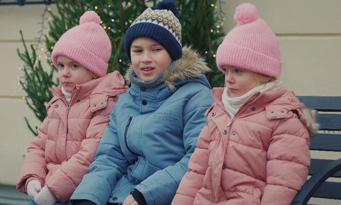 	Święta w M jak miłość odcinek specjalny.Misiek (Aleksander Bożyk), bliźniaczki Emilka i Zuzia (Julia,Marcelina Kempka)