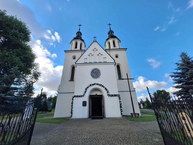 Dom, gdzie ukrywał się Jacek Jaworek, leży 15 metrów od kościoła. "Najciemniej zawsze pod latarnią"