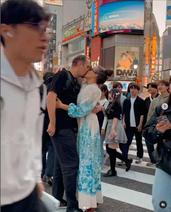 Anna Mucha w obłędnej kiecce migdali się z ukochanym na środku zatłoczonej ulicy! Co za sceny!