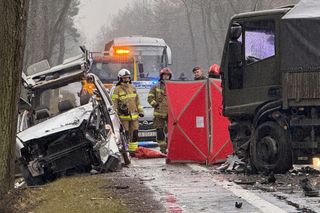 Masowy wypadek pod Warszawą! Zderzenie trzech aut z wojskową ciężarówką. Jedna osoba nie żyje