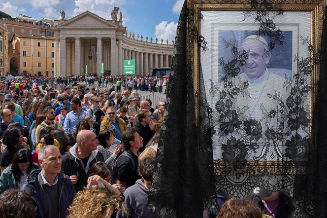 Pogrzeb papieża Franciszka. Trumna została zamknięta. Włożono do niej ważny dokument. Opublikowano jego treść [RELACJA]