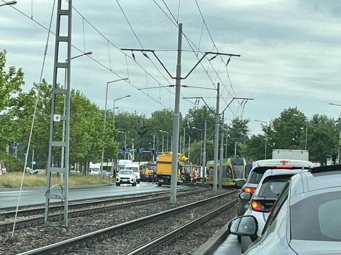 Poznań, ulica Jana Pawła II: samochód w torowisku