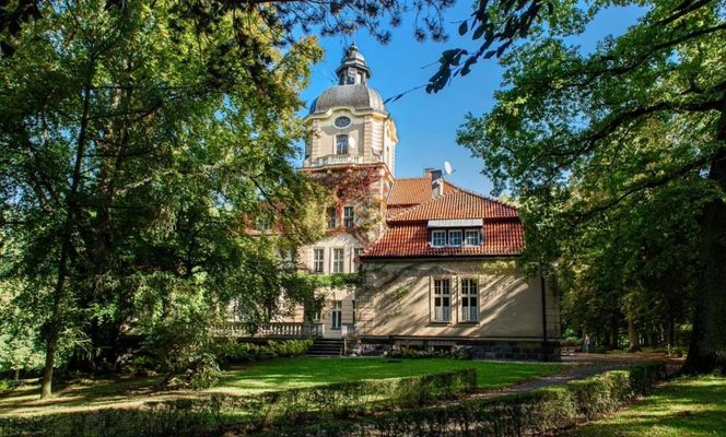 Ten zabytek na Warmii zwiedzają tysiące turystów. Jesienią wygląda magicznie!