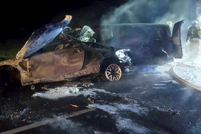 Śmiertelny wypadek pod Łowiczem. Kierowca BMW nie żyje. Dwa pojazdy spłonęły w pożarze 