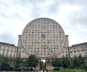 Picasso's Arenas. Budynek mieszkalny położony w Noisy-le-Grand pod Paryżem