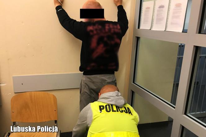 Zatrzymany po pościgu 39-latek zaatakował policjantów maczetą. Padły strzały