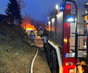 Pożar w Szczyrku. Doszczętnie spłonął drewniany budynek