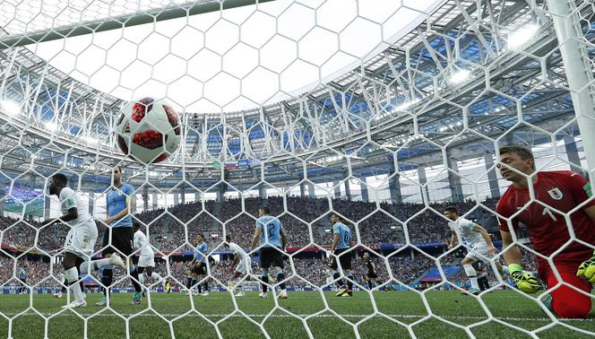 MŚ 2018: Urugwaj - Francja. Raphael Varane dał prowadzenie Francuzom [WIDEO GOLA]
