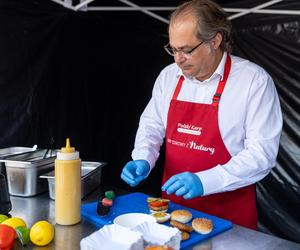 Marek Gróbarczyk serwuje burgery prosto z foodtracka 