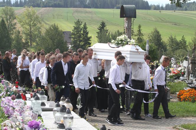 Wypadek na przejeździe kolejowym. Pogrzeb 18-letniej Angeliki