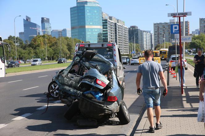 Wypadek w Alejach Jerozolimskich. Samochód uderzył w autobus. Kierowca osobówki nie żyje